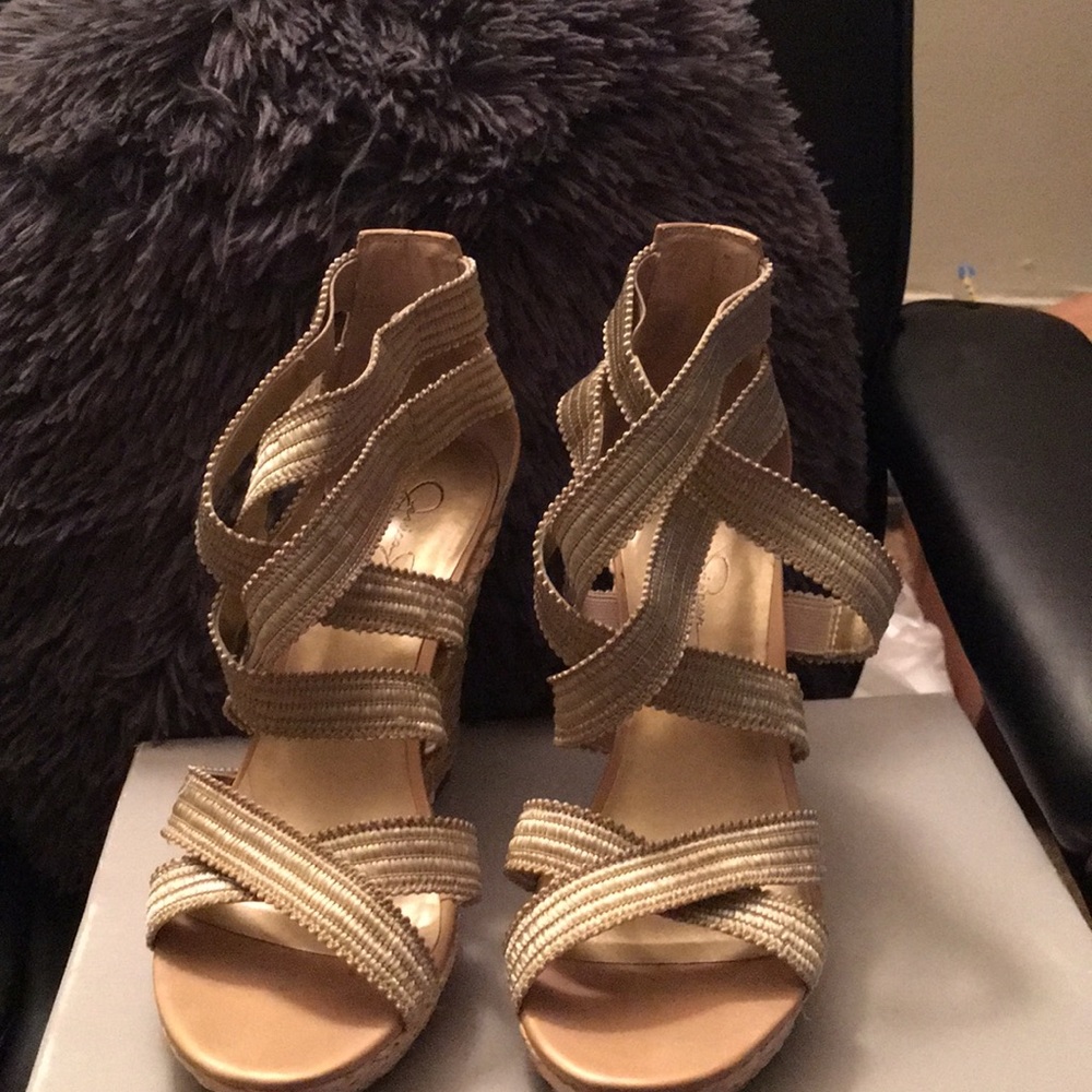 🔥Sale🔥nice cross cross wedge heels in EUC